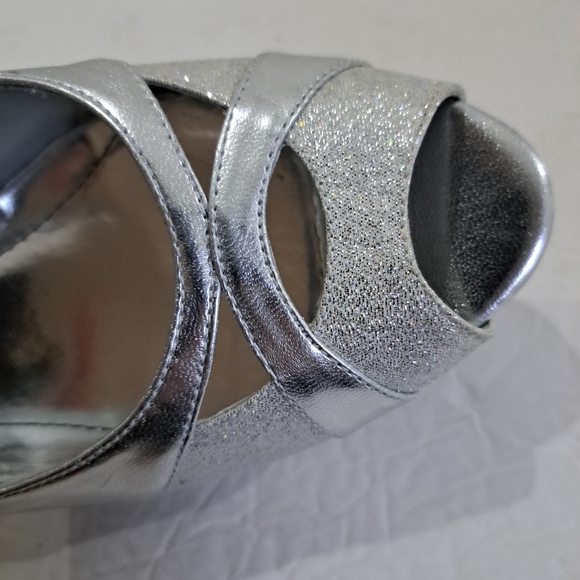 Women's High Heel Shoes. Silver Metallic Color With Silver Speckled Toes - Picture 8 of 10